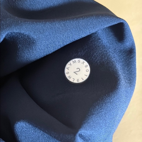 Lululemon On The Fly Crop *Woven 23" True Navy Size 2 - Picture 9 of 9
